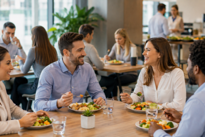 Colaboradores em ambiente corporativo moderno realizando refeição saudável durante o expediente, destacando o impacto positivo dos fornecedores de refeições no bem-estar e na produtividade no trabalho.